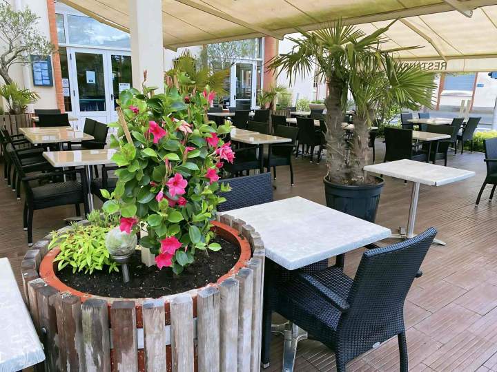 Une terrasse arborée et paisible pour les beaux jours
