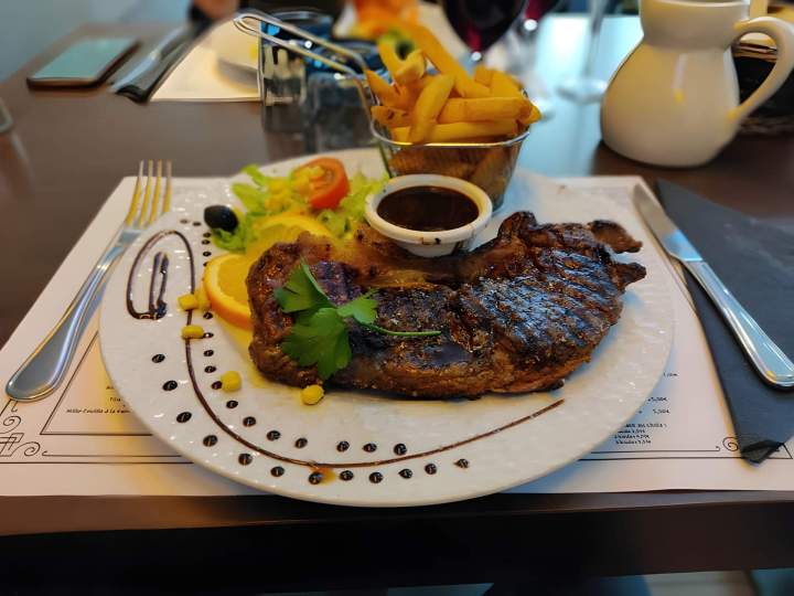 Repas raffiné au restaurant à Châteauneuf-sur-Loire